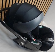 Czarny fotelik samochodowy rozkladany Cybex platinum cloud Z2 i-size