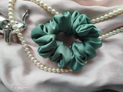 Elegancka Gumka do Włosów z Satyny z Jedwabiem – Kolor Szałwia Sage