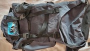 Czarny plecak turystyczny trekkingowy