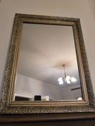 Lustro w dekoracyjnej złotej ramie – stan idealny