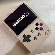 Anbernic RG35XX 128GB MEGA KARTA GARLIC OS w pudełku.