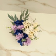 Kompozycja kwiatowa w skrzyneczce serce