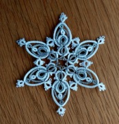 Dekor na choinkę śnieżynka frywolitka bialo-srebna