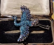 Broszka metalowa żuraw z cyrkokiami kamieniami vintage