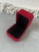 Czerwone, bordowe pudełko na pierścionek zaręczynowy, biżuterię; welurowe