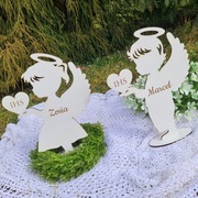 Biała dekoracja komunijna, dziecko, aniołek trzymający serce IHS