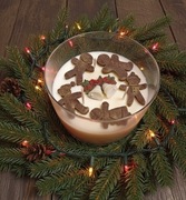 Świeca sojowa o świątecznym zdobieniu w pojemniku z przykrywką drewnianą