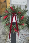 Sztuczny wianek 45 cm z czerwonymi jagodami i naturalnymi szyszkami