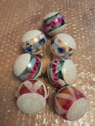 Zestaw starych bombek z lat PRL-u