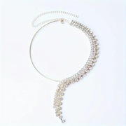 Asymetryczny naszyjnik łańcuszkowy choker z dżetami w złotym odcieniu