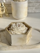 Świeca sojowa oryginalna piwonia w gipsowym świeczniku z podstawką prezent