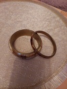 Bransoletki metalowe w kolorze kości słoniowej.