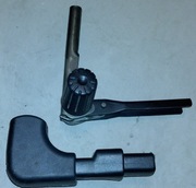 Mechanizm oparcia z plastikową osłoną krzesła obrotowego.