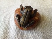 Figurka żabka na kamieniu