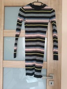 Swetrowa elastyczna sukienka z długim rękawem w pasy 