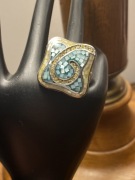 Srebrny pierścionek z masą perłową i cyrkoniami