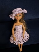 Ręcznie robiona sukienka i kapelusz na szydełku  lalka Barbie Dream Besties