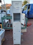 Metalowy regał z szafkami