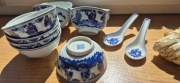 Zestaw 9 miseczek z chińskiej porcelany razem z łyżeczkami.