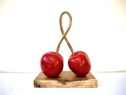 Dwie czereśnie na drewnianej desce 