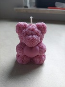 świeczka sojowa miś różowy liliowy o zapachu karmelu na Walentynki