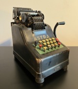 Przedwojenna maszyna do liczenia Astra, dekoracja LOFT