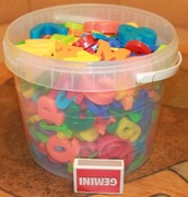 Literki, cyferki, znaki na magnes (ok. 400 sztuk) + psi patrol