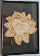 Drewniany Kwiat z Grawerem dla Mamy w ramce