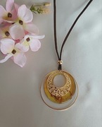 Naszyjnik na rzemyku- Bursztynowe koło