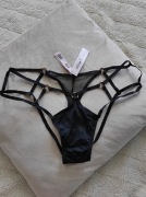 Victoria's Secret czarne majtki z pasami i wyci