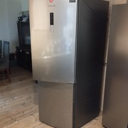 Lodówka Samsung srebrna.