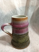 Dekoracyjny ceramiczny dzbanek do piwa.