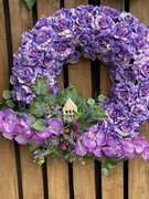 Wianek ze sztucznych kwiatów 