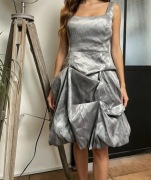 C&A – srebrna metaliczna sukienka, futurystyczny glamour 2020s vibe