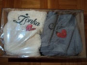 Piękny zestaw ręczników w skrzynce – Mężuś i Żonka ! OKAZJA!