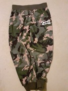 Spodnie dresy dla chłopca moro DKNY 104-110