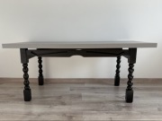 Stolik kawowy z toczonymi nogami – stylowy, unikalny design