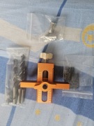 szablon i pozycjoner do montażu drzwi szafek