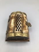 Szkatułka vintage zdobiona – styl retro, metalowe okucia