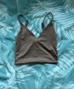 krótki crop top.