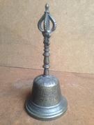 Stary dzwonek z brązu z koroną.