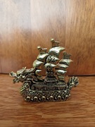 Piękny statek żaglowiec z głową smoka z mosiądzu