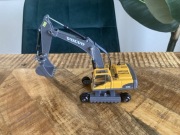 Zabawka metalowa koparka Volvo Siku