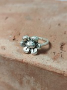 Srebrny Sygnet z Kwiatkiem – Unisex / Retro / Stylowy