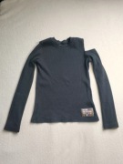 Czarna bluzka koszulka z długim rękawem z fabryczną dziurą na ramieniu