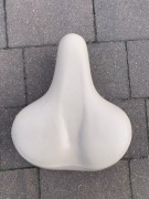 siodełko rowerowe miejskie uniwersalne w kolorze kawowym, ciemno beżowym