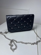 Czarna torebka na łańcuszku