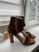 Damskie sandały na obcasie w panterkę