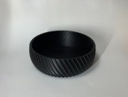 Czarna miseczka z rowkowaną fakturą