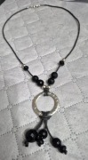 Naszyjnik damski z ozdobnymi zawieszkami, koralikami na skórzanym rzemyku.